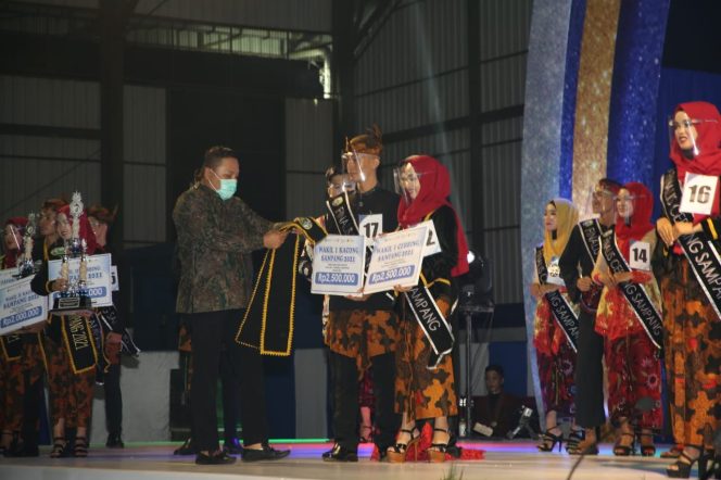 
Dibuka Arumi Bachsin, Grand Final Duta Wisata Kacong Cebbing Sampang Semarak