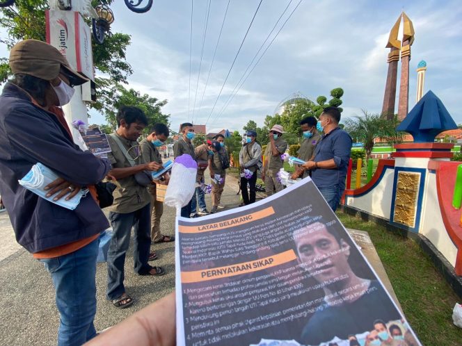 
Kecam Kasus Kekerasan Terhadap Wartawan JTV, Aliansi Jurnalis Sampang Gelar Aksi Solidaritas