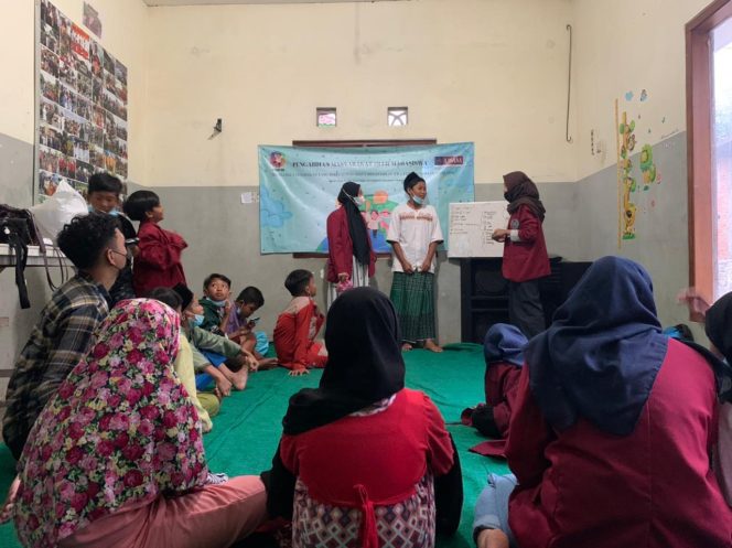 
Edukasi Pentingnya Bahasa Inggris Untuk Anak-Anak Dusun Leses Oleh PMM 58 Universitas Muhammadiyah Malang