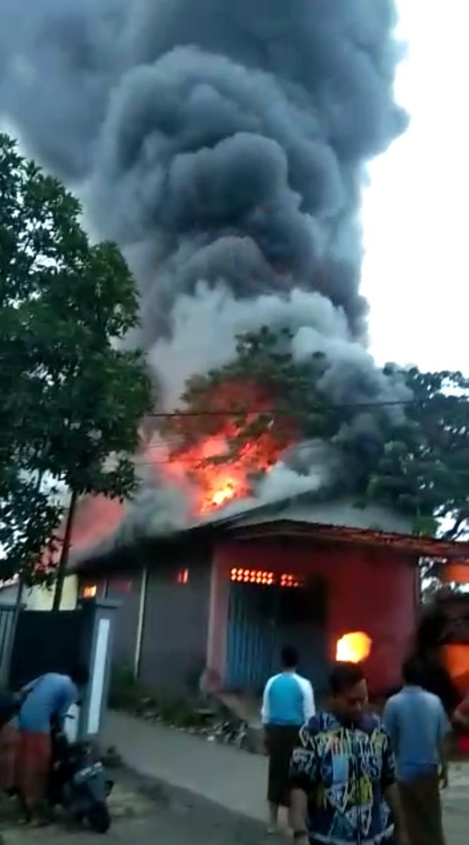 
Breaking News: Kebakaran Terjadi di Pasar Kwanyar