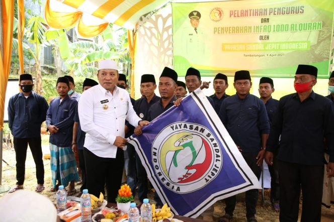 
Resmi Dikukuhkan, Yayasan Sandal Jepit Sampang Infaq 1.000 Al-Qur’an