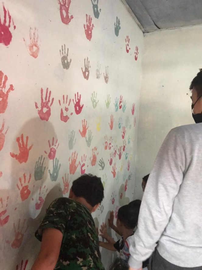 
Ciptakan Kenyamanan Belajar, Mahasiswa UMM Renovasi Rumah Karya Di RT 40 Dusun Sekar Putih
