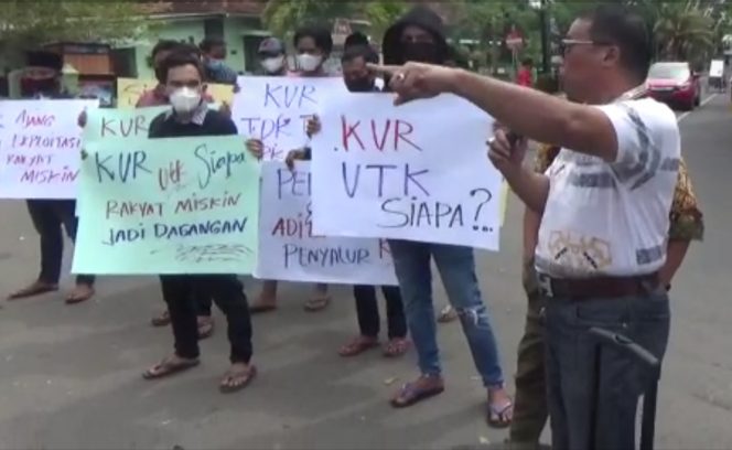 
Pertanyakan Realisasi Dana KUR, LSM Lempar Demo BRI Bangkalan