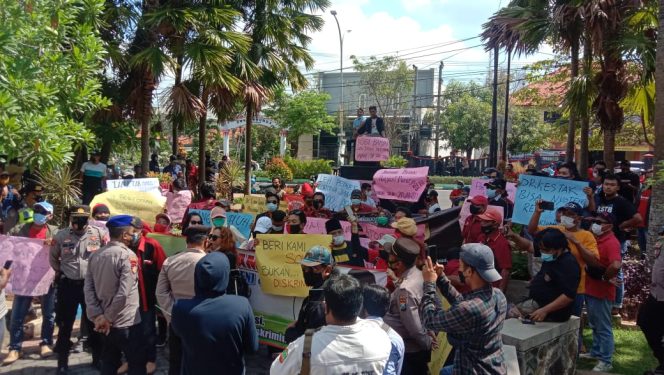 
Demo Pemkab, Pelaku Seni Bangkalan Minta Ijin Hiburan Dibuka