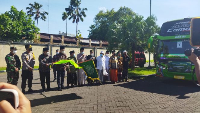
Pemkab Bangkalan Lepas Pemberangkatan Santri Ponpes Salafiyah Syafi’iyah Sukorejo