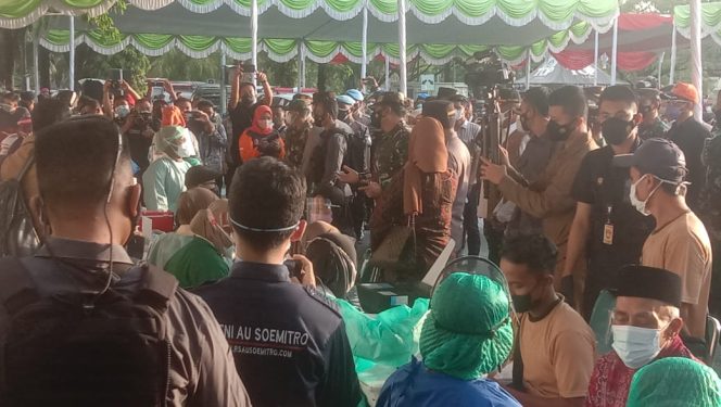 
Panglima TNI dan Kapolri Kembali Tinjau Vaksinasi di Bangkalan