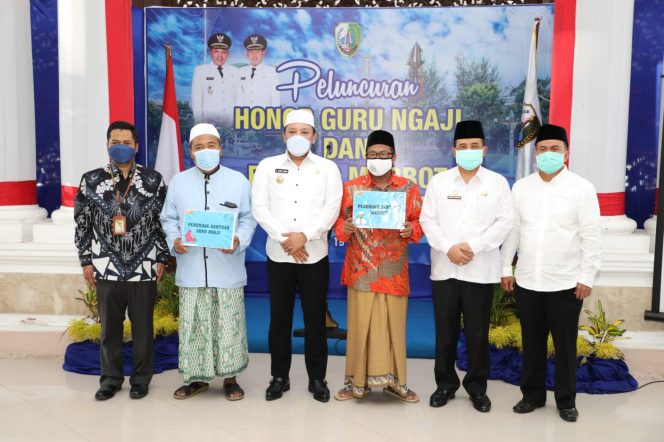 
Bupati Sampang Luncurkan Honor Guru Ngaji Dan Bansos Marbot
