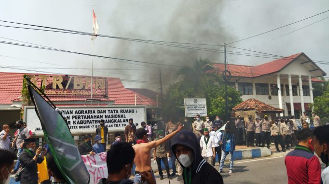 
Breaking News : Puluhan Mahasiswa Geruduk Kantor BPN Bangkalan