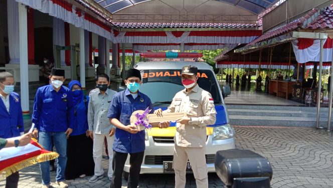 
Bantu Penanganan Covid-19, Nasdem Bangkalan Sumbang Ambulance