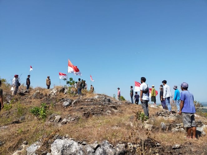 
Gelar Upacara Kemerdekaan Di Bukit Taman Indah, Aliansi Jurnalis Sampang Kibarkan Bendera Raksasa