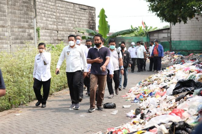 
Temukan Sampah di Jalan, Wabup Sidoarjo: Minta Kades Cari Solusi