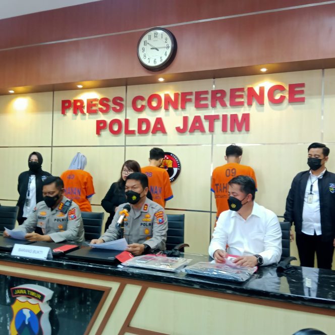 
Ancam Nasabah, Polda Jatim Tangkap Tiga Tersangka Pinjol di Surabaya