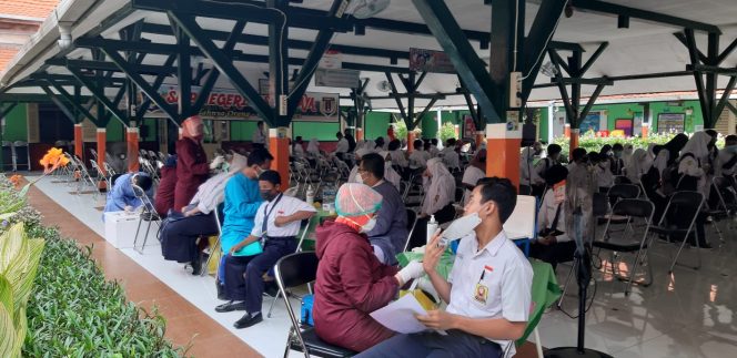 
Cegah Kluster Sekolah, Dispendik Surabaya Gelar Swab RT-PCR Serentak di SMP yang Gelar PTM