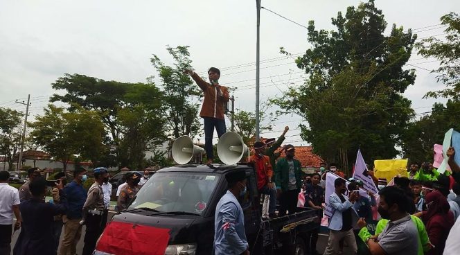 
Aliansi BEM Bangkalan Tuntut Kapolres Mundur dari Jabatannya