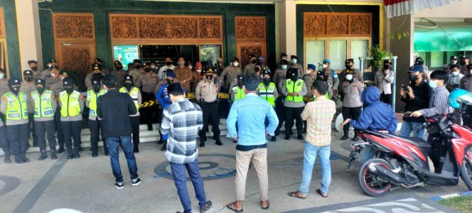 
Demo Pemkab Bangkalan, Gelora Persoalkan Rangkap Jabatan Sekda Bangkalan