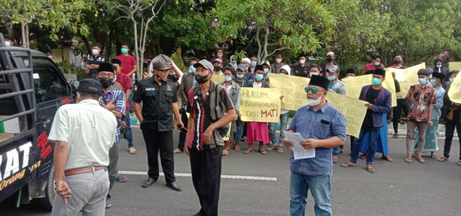 
Demo Kejari, Gerbang Timur Tuntut Penetapan Tersangka Kasus Dugaan Korupsi BUMD
