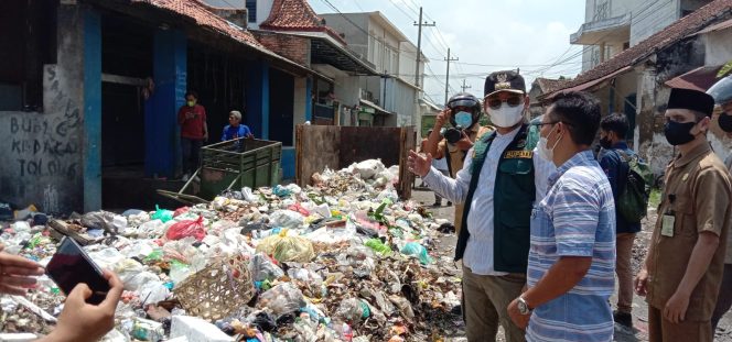 
Respon Cepat Tumpukan Sampah Menutupi Jalan, Bupati : Hari Ini Harus Selesai