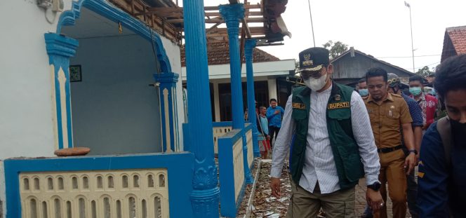 
Swadaya Dengan Tomas, Bupati Bangkalan Bantu Renovasi Puluhan Rumah Warga