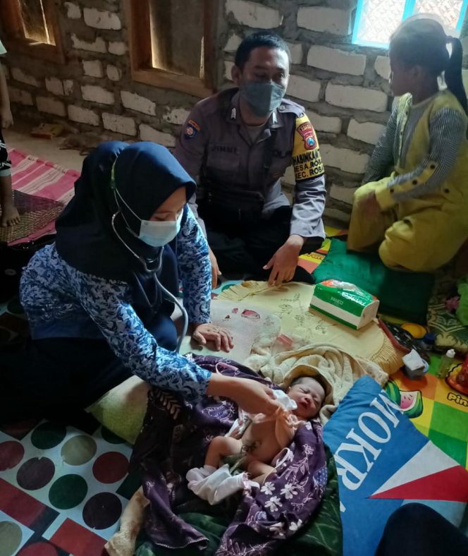 
Warga Kecamatan Robatal Temukan Bayi Tergeletak Dipinggir Jalan