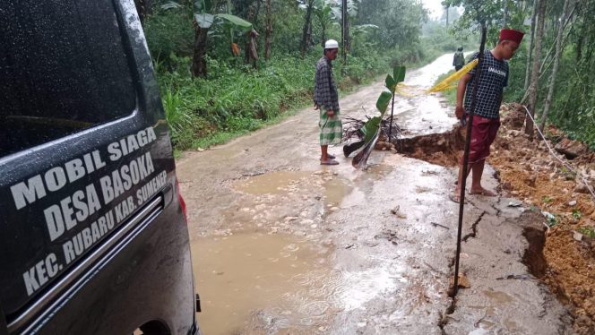 
Hujan Lebat, Tebing Penahan Jalan di Desa Basoka Ambrol