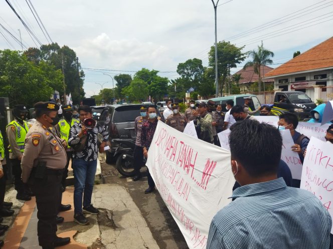 
Puluhan Pemuda Mendesak Kantor BPN Bangkalan Membatalkan NIB PT. PKHI
