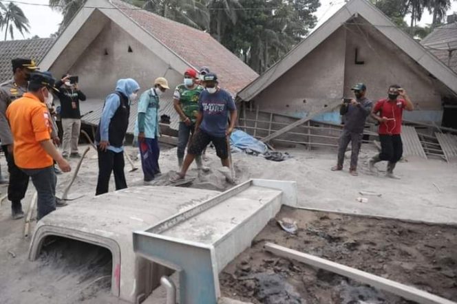 
Melihat Kampung Renteng yang Porak-poranda Akibat Erupsi Gunung Semeru