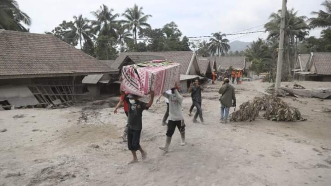 
Antisipasi Penjarahan di Rumah Warga Terdampak Semeru, Polisi Rutin Lakukan Patroli