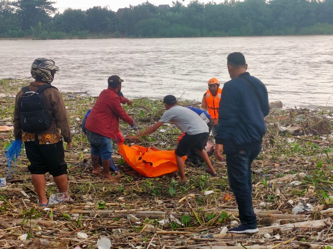 
Warga Menemukan Mayat Mengapung di Sungai Rolak