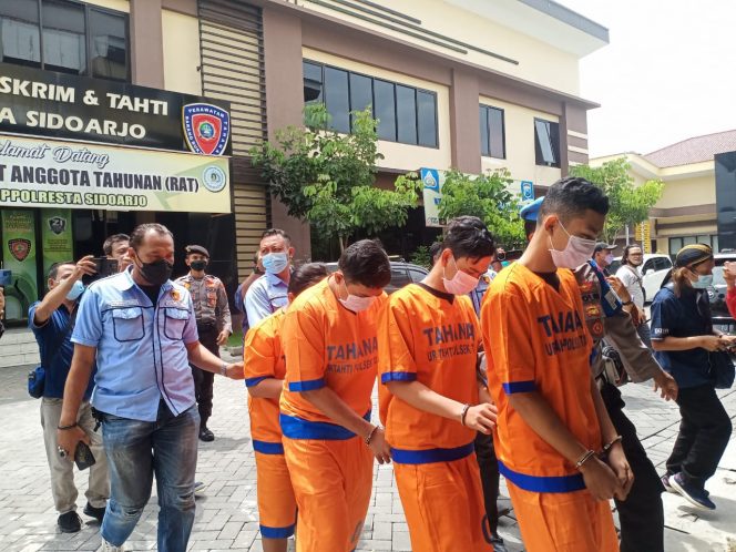 
Polisi Bekuk Empat Pelaku Pengeroyokan di Tarik Sidoarjo