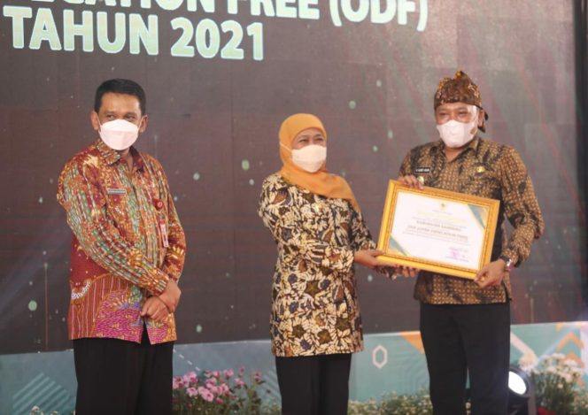 
Bupati Sampang Terima Penghargaan Open Defecation Free Dari Gubernur Jatim