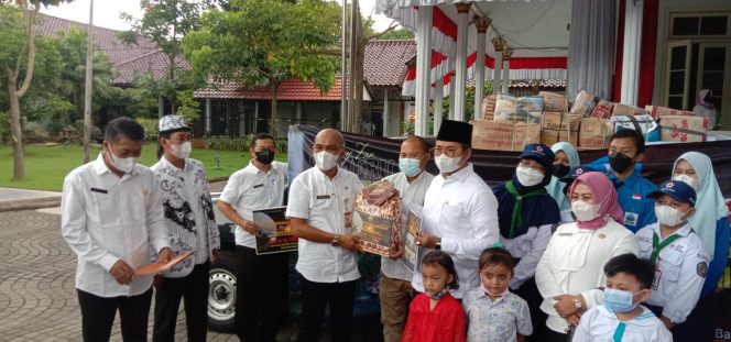 
Siswa dan Guru di Bangkalan Kumpulkan Dana untuk Korban Erupsi Gunung Semeru