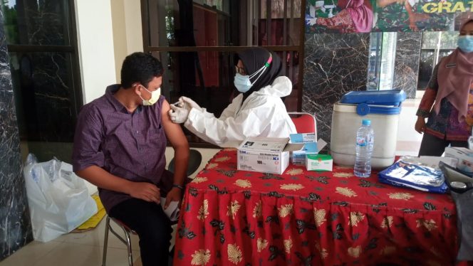 
Petugas Vaksin di Bangkalan Mengeluh Honornya Dibagi Rata