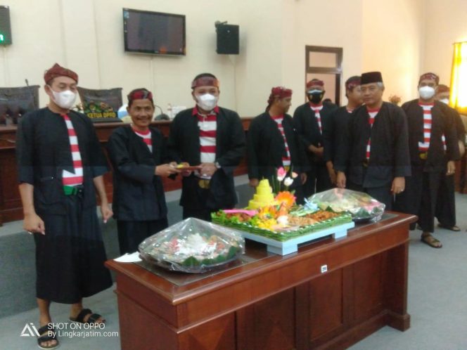 
Gelar Paripurna Hari Jadi Sampang, Legislatif Gunakan Pakai Adat Madura