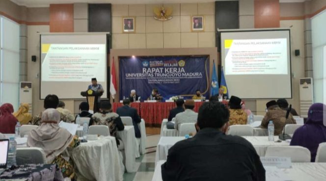 
Dorong Program MBKM, UTM Gelar Rapat Kerja Ajak Civitas Berkolaborasi