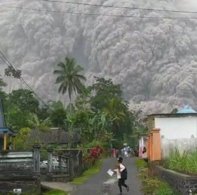 
Gunung Semeru Erupsi, Warga di Evakuasi