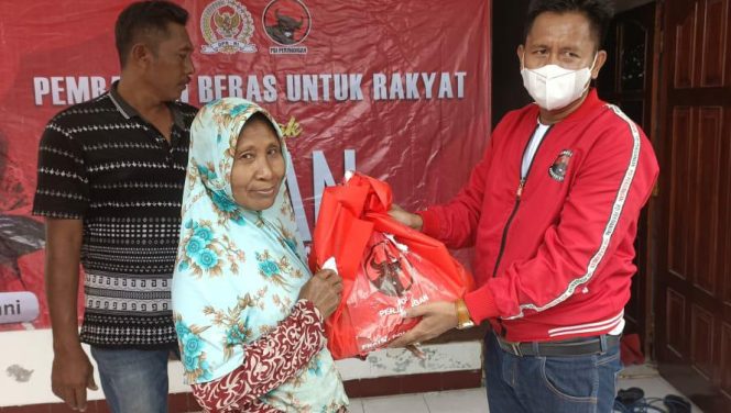 
DPC PDI Perjuangan Sampang Salurkan Ribuan Paket Sembako Puan Maharani