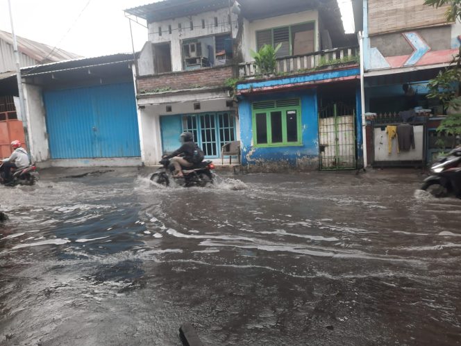 
Tiap Musim Hujan, Jalan Kolonel Sugiono Waru Sidoarjo Kerap Banjir