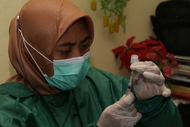 
Percepat Vaksin Dosis Tiga, Pemkot Surabaya Gelar Vaksinasi Massal Lansia di Balai RW