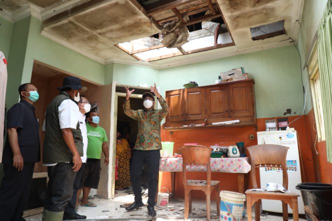 
Pemkab Bantu Biaya Perbaikan Rumah Rusak Akibat Puting Beliung