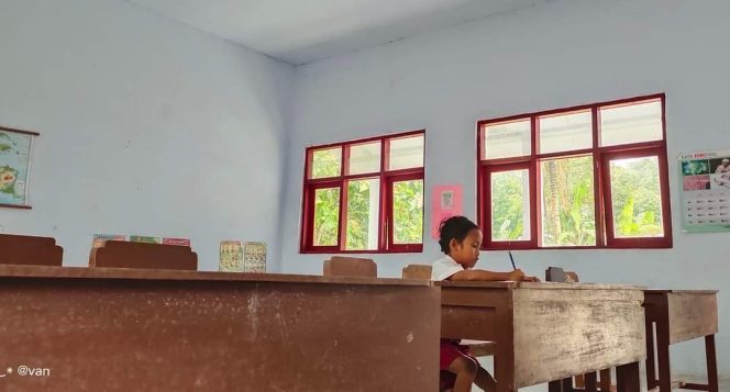 
Mengajar Secara Jantan Ala Avan Fathurrahman,  Kisah Unik Guru SDN Batuputih Laok III Sumenep