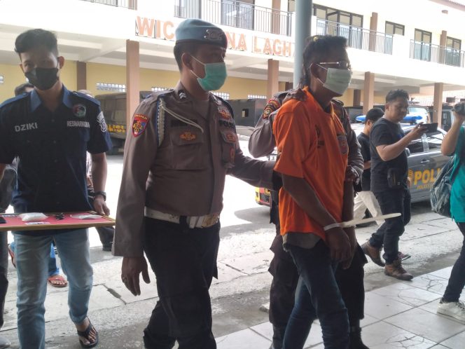 
Hendak Menghadiri Acara, 4 Orang Ini Digelandang ke Polres Sampang