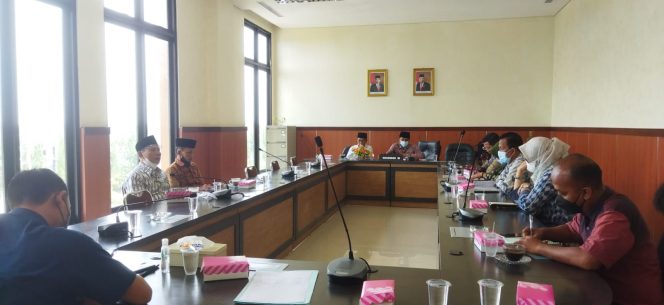 
Menyikapi Minyak Goreng Subsidi, Komisi B DPRD Bangkalan Panggil Disdag dan Distributor