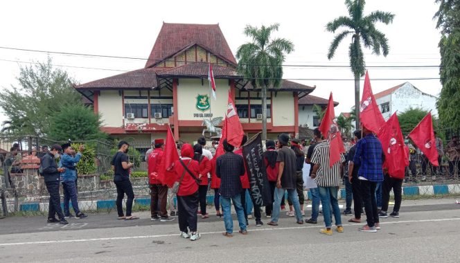 
Puluhan Aktivis GMNI Melakukan Aksi Demonstrasi di Kantor DPRD Sumenep