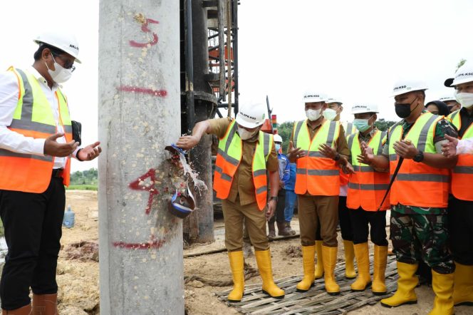 
Pemasangan Tiang Pancang Pertama, Proyek Jalan Lingkar Selatan Sampang Dimulai