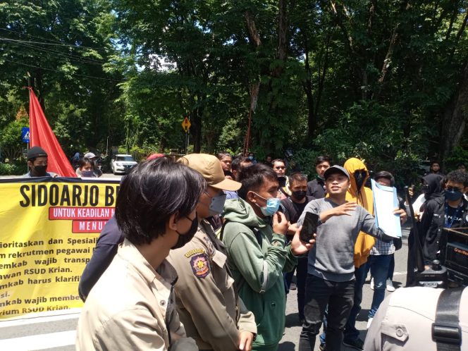 
Demo Pemkab, Warga Krian Minta Transparansi Rekrutmen Karyawan RSUD Barat
