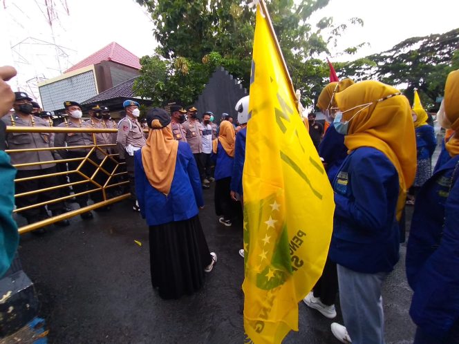 
Demo Polres, PC Kopri Sampang Tuntut  Polisi Tangkap Pelaku Rudapaksa Gadis 18 Tahun
