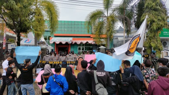 
Kapal DBS Tidak Beroperasi, Mahasiswa Kepulauan Demo PT Sumekar