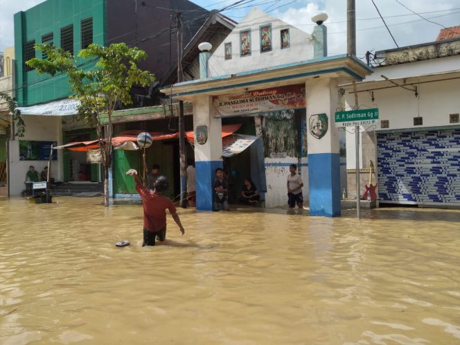 
Hujan Deras, Sejumlah Tempat di Kabupaten Sampang Terendam Banjir