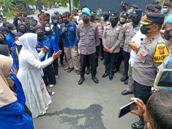 
Kembali Didemo Kopri PMII, Kapolres Sampang : Jangan Melontarkan Sesuatu yang Tidak Bisa dipertanggung Jawabkan