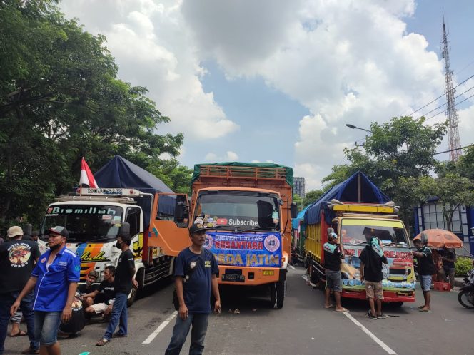 
Gegara Aksi Demo Sopir Truk, Akses Lalu Lintas di Jalan A. Yani Surabaya Macet